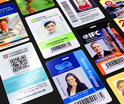 Serviços de confecção de materiais personalizados em pvc, tais como crachás, carteirinhas de estudante, cartões de visita, placas sinalizadoras.